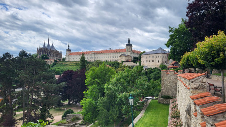 Vas. Pyhän Barbaran katedraali kaivosmiehille, Jesuiittakollegio kirkon vieressä